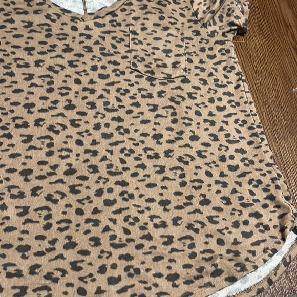 Short sleeve comfy brown cheetah print shirt - Picture 3 of 3